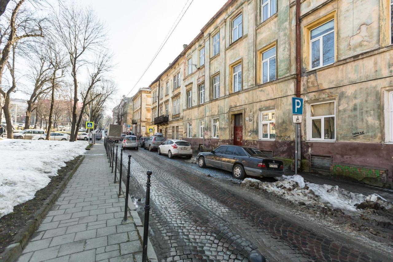 Квартира Студія Біля Оперного Театру По Вулиці Гонти 4-3А リヴィウ エクステリア 写真